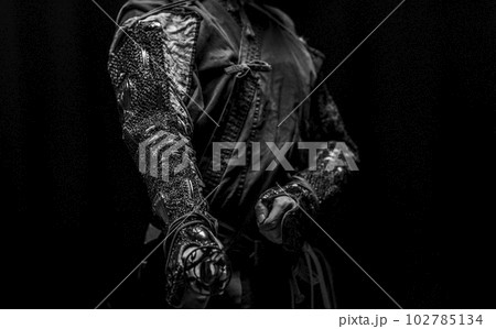 籠手を着けた侍 102785134