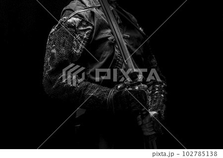 籠手を着けた侍 102785138