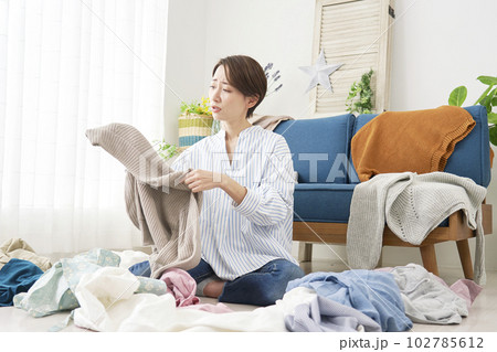 部屋の片付けが苦手な女性 102785612