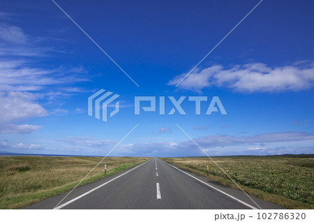 一直線の道路 102786320