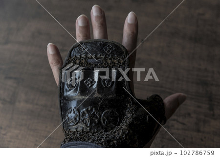 鎧の籠手 102786759