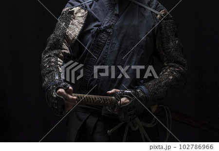 籠手を着けた侍 102786966