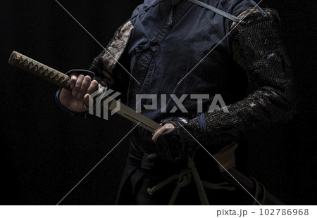 籠手を着けた侍 102786968