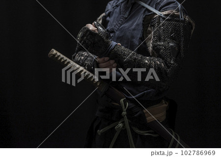籠手を着けた侍 102786969
