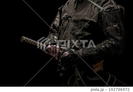 籠手を着けた侍 102786972
