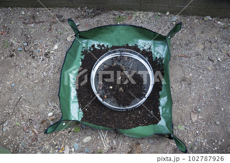 土のふるい分け 102787926