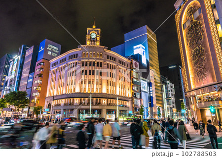 日本の東京都市景観 5類移行で初の金曜日。煌めく銀座。20時を過ぎても多くの人たちが…＝5月12日 102788503