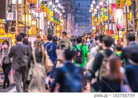 日本の東京都市景観 5類移行で初の金曜日。多くの人たちで溢れる新橋西口通り…＝5月12日 102788759