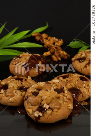 cookies with peanuts and caramel on a black background 102789326