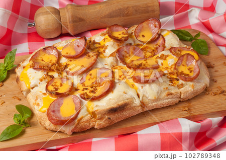 pizza with cream sauce with smoked sausage and cheddar sauce 102789348