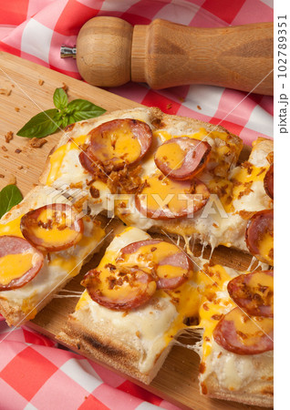 pizza with cream sauce with smoked sausage and cheddar sauce 102789351
