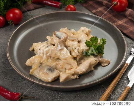 gentle chicken fricassee in cream with mushrooms 102789390