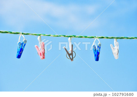 洗濯ばさみ　ロープ　洗濯挟み　イメージ素材　ピンチ　物干し 102791680