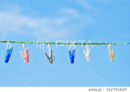 洗濯ばさみ　ロープ　洗濯挟み　イメージ素材　ピンチ　物干し 102791684