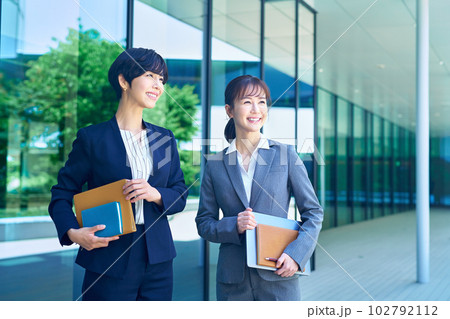 2人のスーツ姿のビジネスウーマン撮影協力：LINK FOREST 102792112