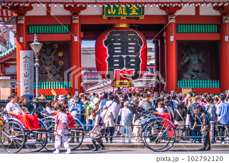 日本の東京都市景観 5月・GW。浅草寺はコロナ禍前の賑わい。マ無しの方も増加…人力車も＝5日 102792120
