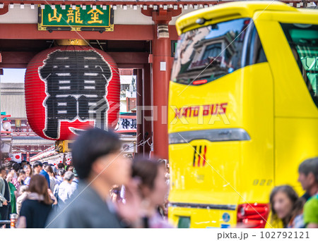 日本の東京都市景観 5月・GW。浅草寺はコロナ禍前の賑わい。マ無しの方も増加…はとバスの姿も=5日 日本の東京都市景観 5月・GW。浅草寺はコロナ禍前の賑わい。マ無しの方も増加…はとバスの姿も=5日 102792121