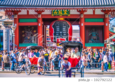 日本の東京都市景観 5月・GW。浅草寺はコロナ禍前の賑わい。マ無しの方も増加…人力車も＝5日 102792122