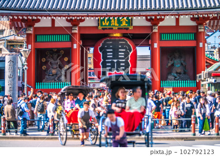 日本の東京都市景観 5月・GW。浅草寺はコロナ禍前の賑わい。マ無しの方も増加…人力車も=5日 日本の東京都市景観 5月・GW。浅草寺はコロナ禍前の賑わい。マ無しの方も増加…人力車も=5日 102792123