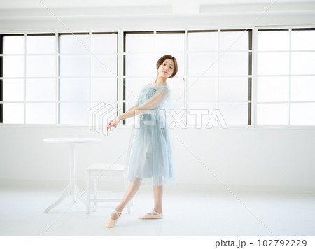 窓のある明るい室内でバレエの練習をする女性 102792229