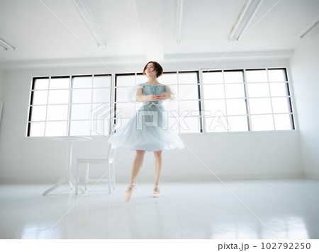 窓のある明るい室内でバレエの練習をする女性 102792250