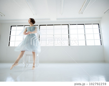 窓のある明るい室内でバレエの練習をする女性 102792259