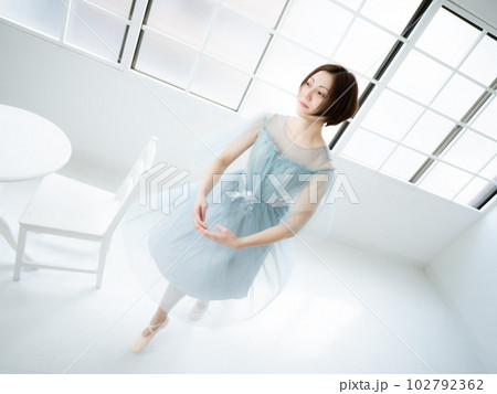 窓のある明るい室内でバレエの練習をする女性 102792362
