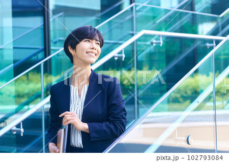 オフィス働く笑顔のミドルビジネスウーマン撮影協力：LINK FOREST 102793084