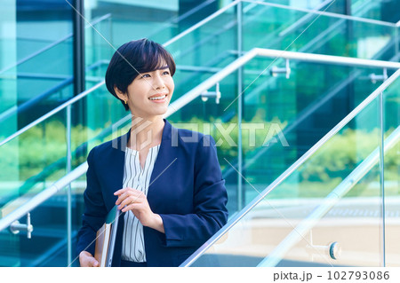 オフィス働く笑顔のミドルビジネスウーマン撮影協力：LINK FOREST 102793086