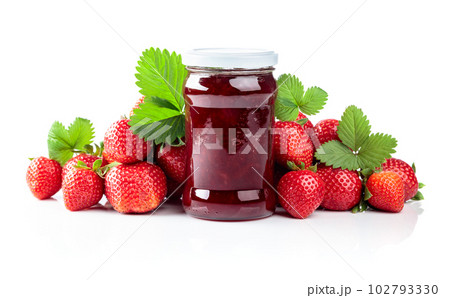 Strawberry jam and fresh berries are isolated on a white background. 102793330