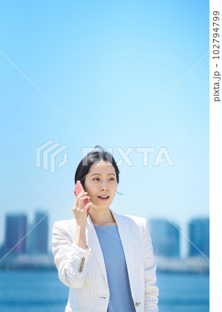 スマートフォンで通話するビジネスウーマン 102794799