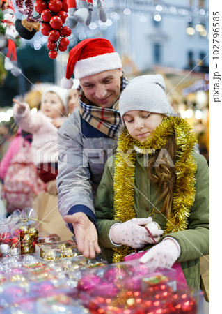Happy father with his beautiful daughter 102796585