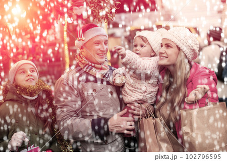 Parents and daughters at Christmas fair 102796595