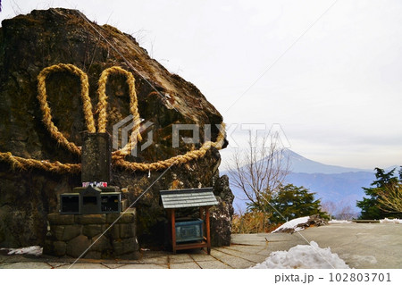 山梨 七面山 奥之院 影嚮石と富士山 山梨 七面山 奥之院 影嚮石と富士山 102803701