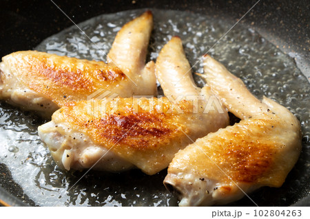手羽先をフライパンで焼く。(白ワイン焼き) 102804263