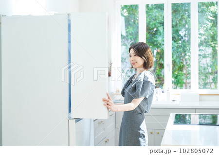 冷蔵庫を開ける若い女性 102805072