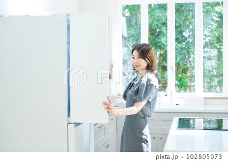 電子レンジを使う若い女性 102805073