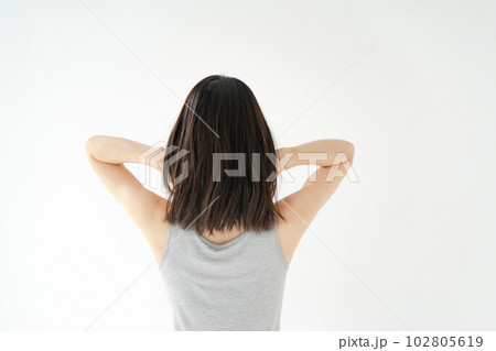 ヘアケア　女性　後ろ姿 102805619