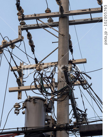 電柱と絡んだ電線の風景 102805765