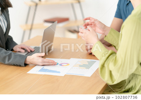 契約　商談　手元　対面 102807736
