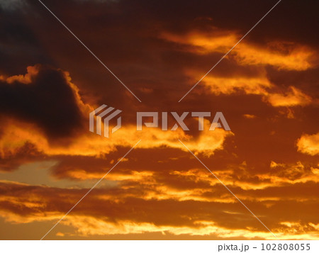 おどろおどろしい夕焼け おどろおどろしい夕焼け 102808055