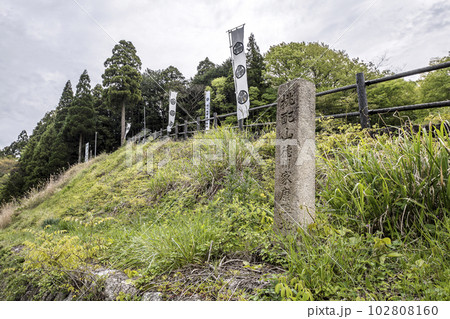 桃配山徳川家康陣地の石柱とのぼり旗を見る風景 102808160