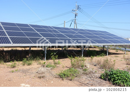 雑草に囲まれた太陽光発電所 雑草に囲まれた太陽光発電所 102808215