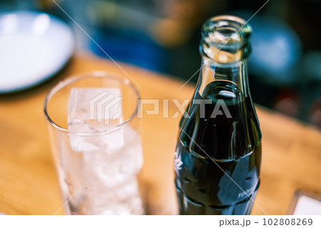 【#コーラ】瓶とコップ 102808269