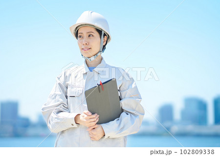 ヘルメットを装着して作業着を着た女性 ヘルメットを装着して作業着を着た女性 102809338