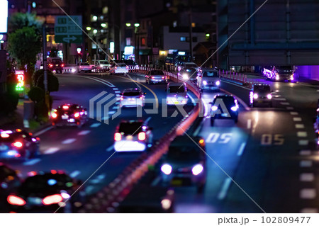 ミニチュア風の環状7号線の夜景【交通イメージ】 102809477