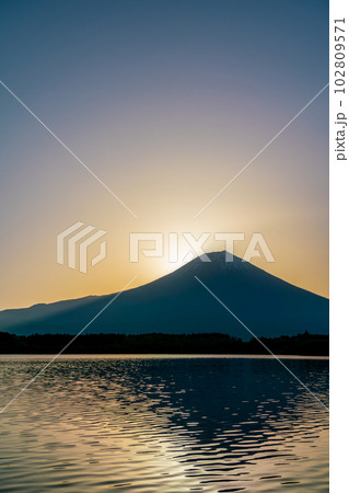【静岡県】田貫湖から見る富士山と朝日　ダイヤモンド富士 102809571