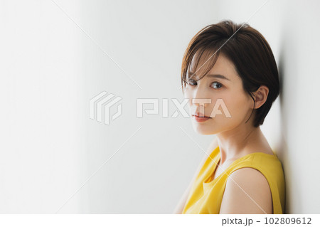 ショートヘアの女性　　 102809612