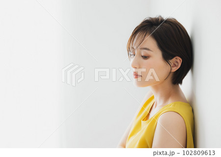 ショートヘアの女性　　 102809613