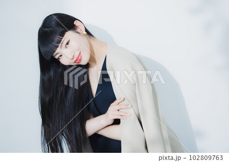 髪をなびかせる女性   102809763